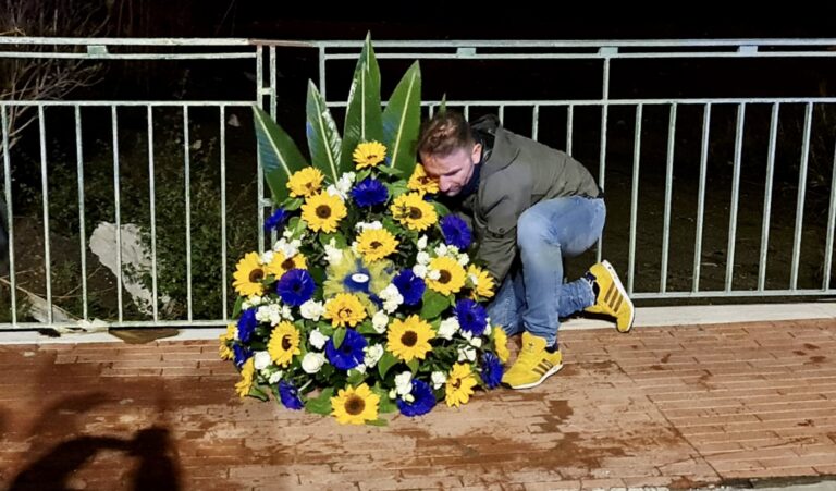 ISCHIA CALCIO: SQUADRA E TIFOSI COMMEMORANO LE VITTIME DI CASAMICCIOLA