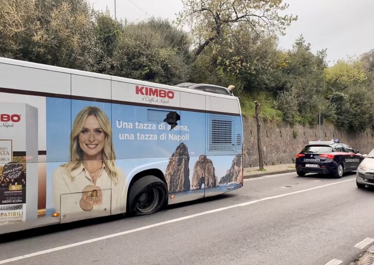 SALTA RUOTA ALL’AUTOBUS: NESSUN FERITO MA TANTO SPAVENTO