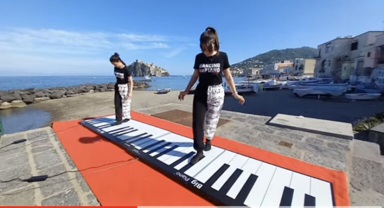 LA SIGLA DI “MARE FUORI” SUONATA CON I “PIEDI” DAL DANCING PIANO SHOW