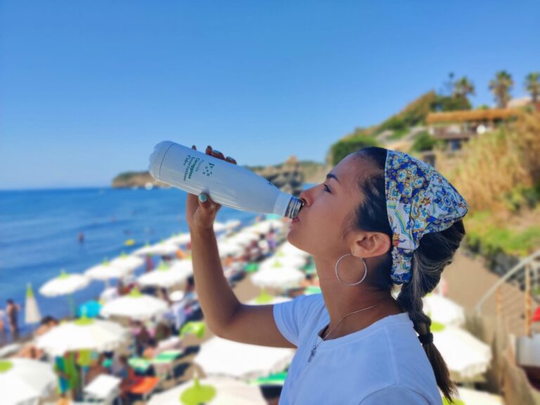 Il no di Procida alla plastica: 4000 borracce per i turisti, 28 attività offrono acqua alla spina