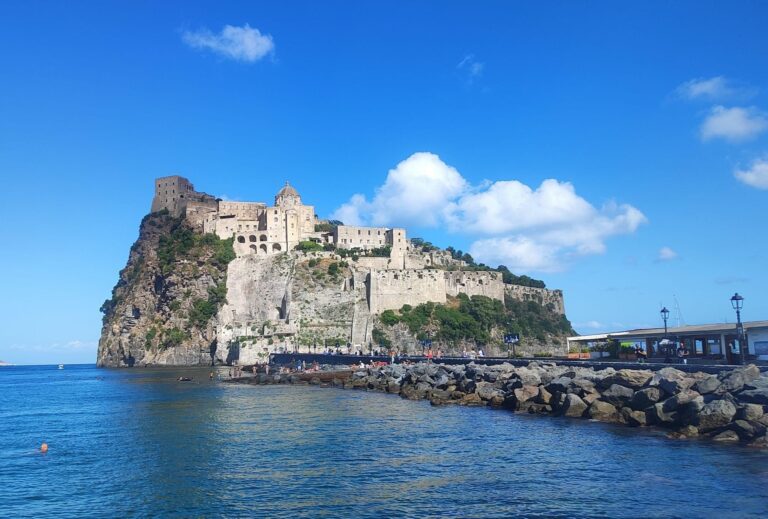 “ISCHIA ISOLA MERAVIGLIOSA, C’È COSÌ TANTA BELLEZZA”: COSÌ LA TURISTA CINZIA SOFO CHE QUI CI LASCIA IL CUORE