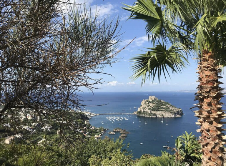 ISCHIA, FUOCHI A MARE IN ONORE DI SAN DOMENICO: LE DISPOSIZIONI NELLA BAIA DI CARTAROMANA