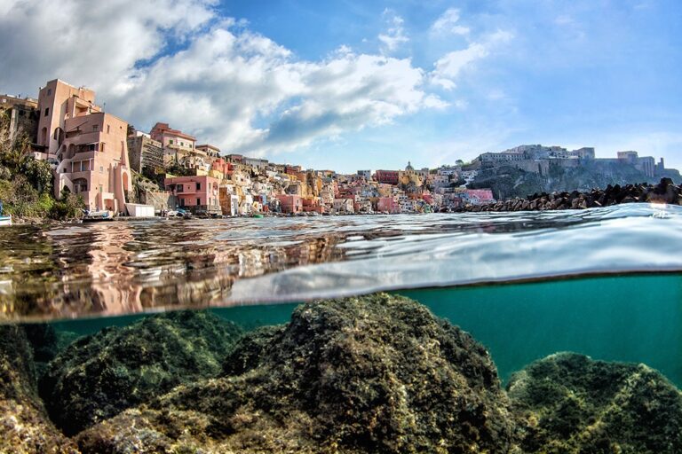 Procida, in mostra le foto di Vassallo: “Plastica e inquinamento, ecco come cambia il nostro mare”