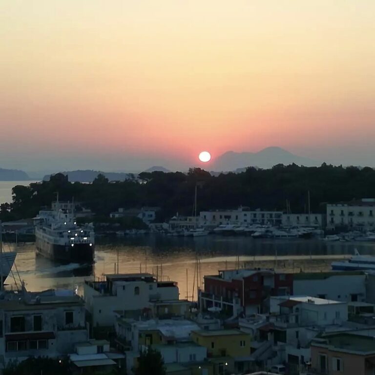 ALBA SU ISCHIA: LO SPETTACOLO DELLA NATURA CHE ACCOMPAGNA I VIAGGIATORI 