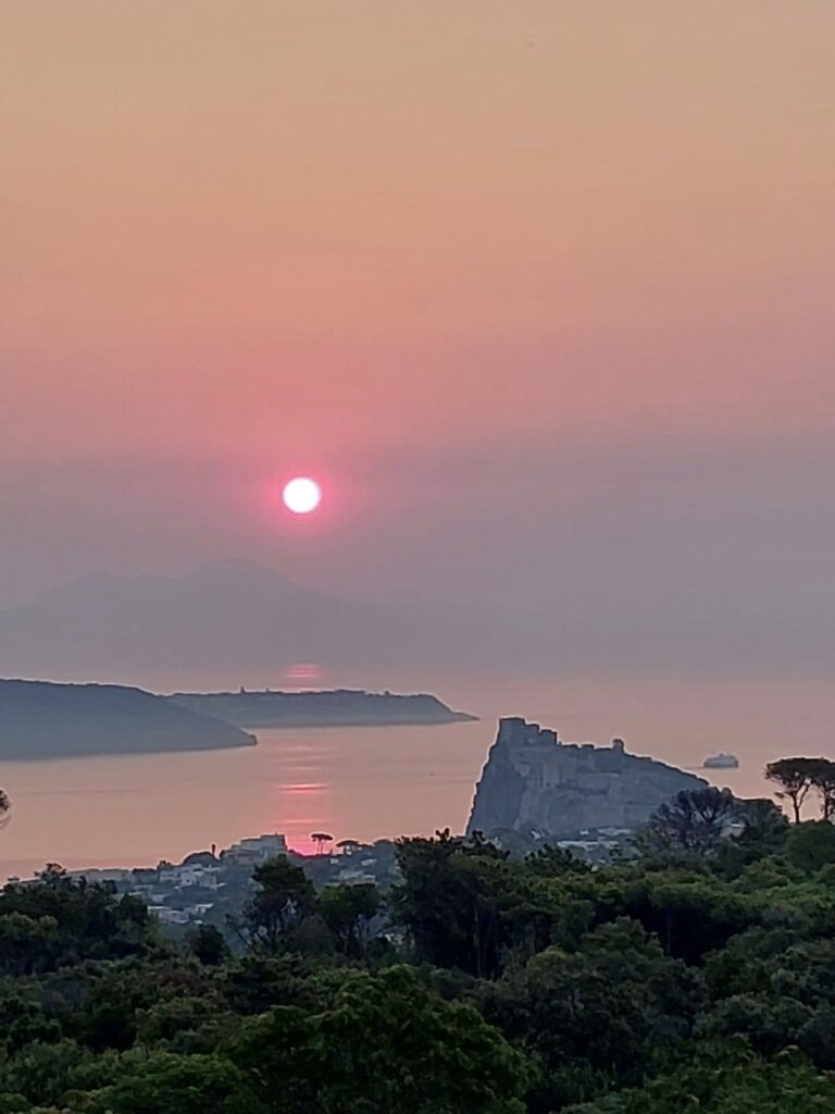 ISCHIA, RISVEGLIO DI SETA CON L’ALBA DI QUESTA MATTINA 