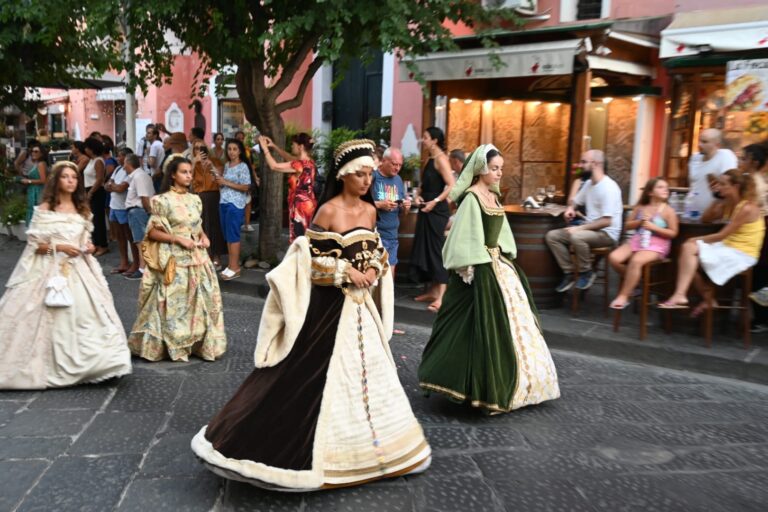 LA STORIA DI ISCHIA IN CORTEO: ECCO LA SFILATA DI SANT’ALESSANDRO 