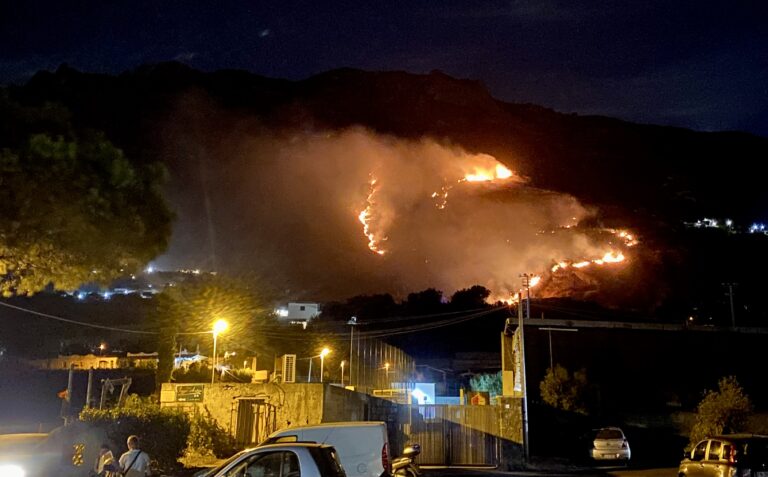 FORIO, INCENDIO MONTECORVO SI FERMA: 5 ETTARI DI VERDE IN FUMO