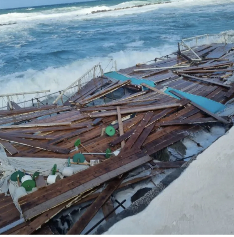 MARE IN BURRASCA TRAVOLTE PIATTAFORME SUI LIDI DI FORIO E DISAGI