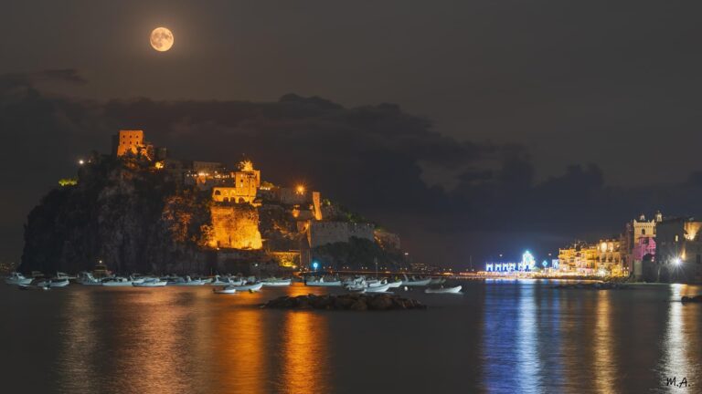 LA SUPERLUNA E IL CASTELLO: L’INCANTO A ISCHIA 