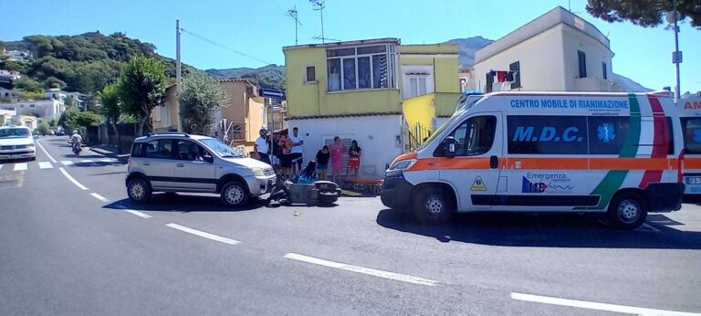 Casamicciola, scontro tra auto e moto: un ferito