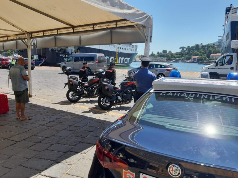 Droga, armi e ancora alcool a minori. Denunce e controlli dei Carabinieri