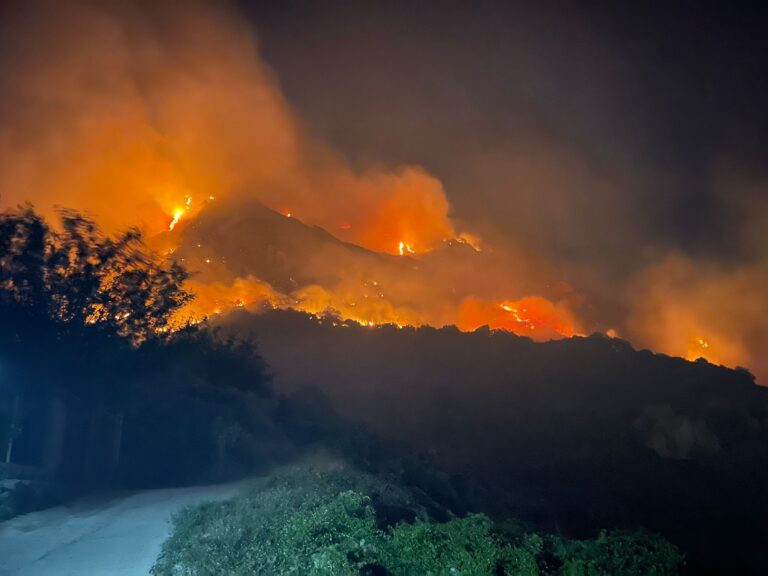 L’INCENDIO NON SI FERMA: BOCCA DI TIFEO TRA LE FIAMME