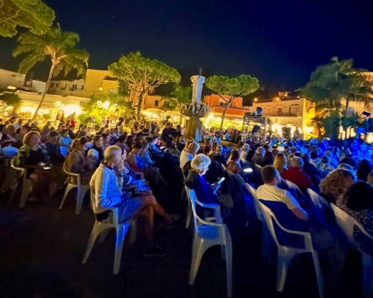 CINEMA E TEATRO: CONNUBIO RIUSCITISSIMO PER “OTTO E 1/2” IN PIAZZA SANTA RESTITUTA