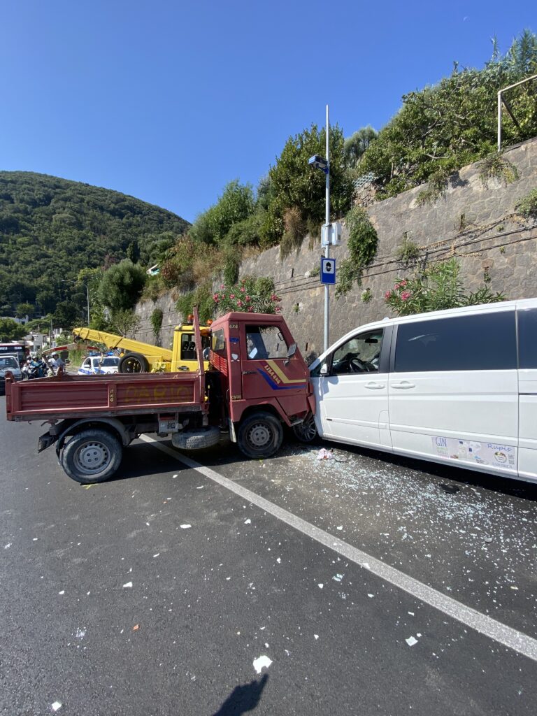 ISCHIA, INCIDENTE SU STRADA: PERDE CONTROLLO DEL MEZZO,  UN FERITO