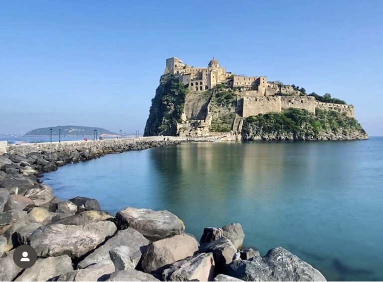 ISCHIA, GIOVANE CADE DAL CASTELLO ARAGONESE: DECEDUTO