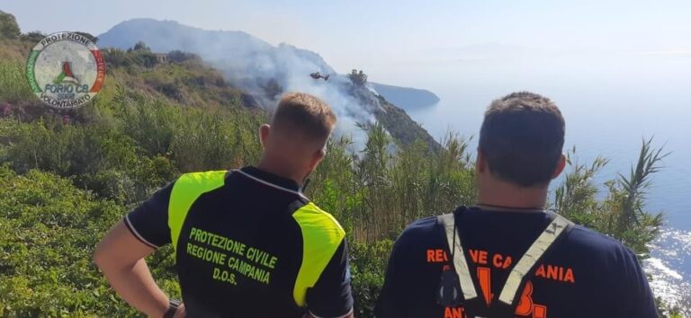 INCENDIO AL MONTE COTTO: DOMATE LE FIAMME CON L’INTERVENTO DELL’ELICOTTERO 