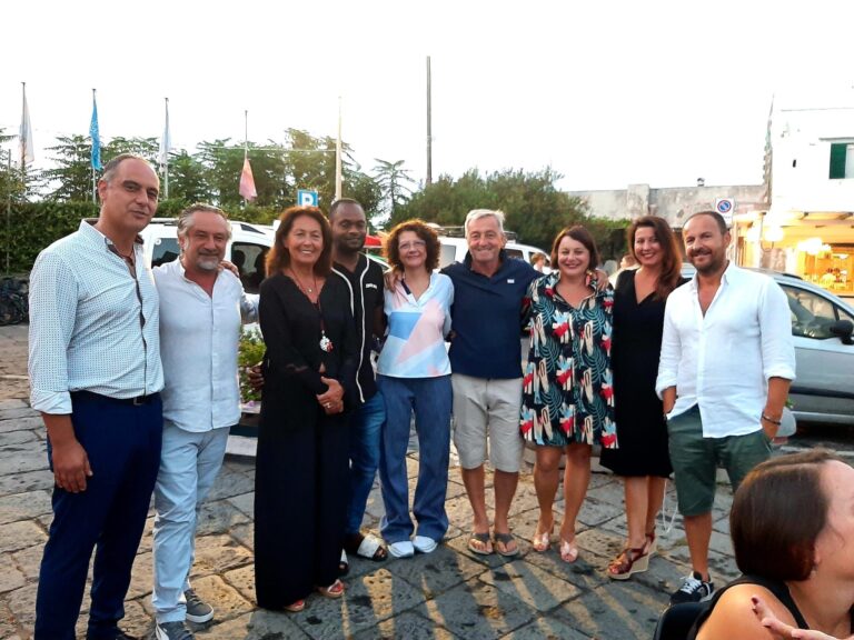 CARMEN LASORELLA A MARINA CHIAIOLELLA A PROCIDA CON VERA E GLI SCHIAVI DEL TERZO MILLENNIO