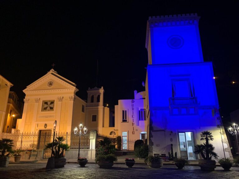 LACCO AMENO, LA TORRE DEL MUNICIPIO ILLUMINATA DI BLU A SOSTEGNO DELL’UNICEF