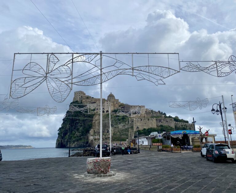 AL VIA GLI ALLESTIMENTI NATALIZI AL BORGO DI ISCHIA PONTE