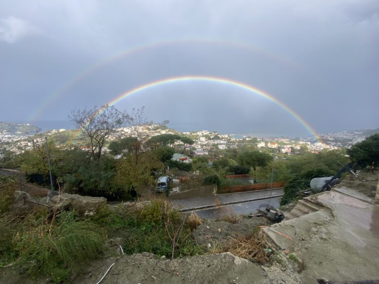 CASAMICCIOLA: SPUNTA UN MERAVIGLIOSO ARCOBALENO  AI PIEDI DEL CELARIO  