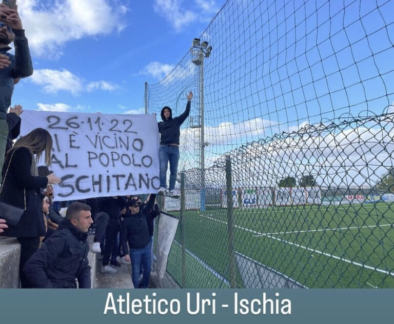 ISCHIA CALCIO: LA TIFOSERIA DELL’ ATLETICO URI OMAGGIA LE 12 VITTIME DELLA FRANA DI CASAMICCIOLA