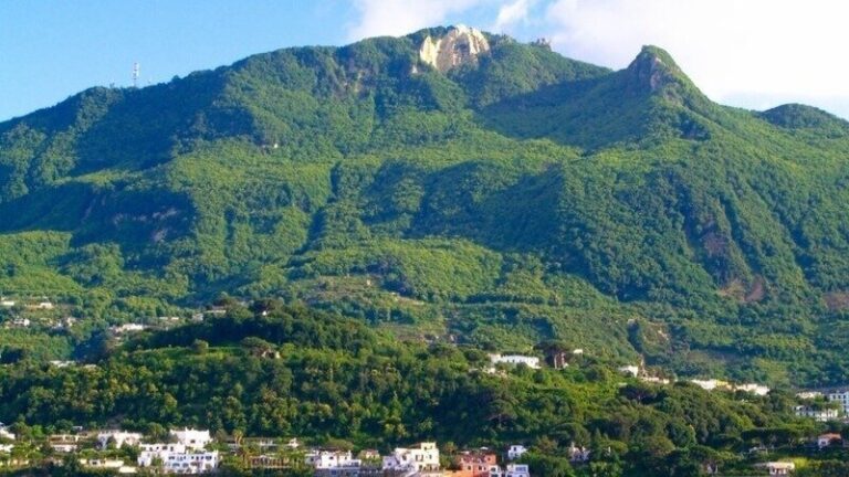 ISCHIA – “DOPO FRANE, TERREMOTI E INCENDI, PROTEGGIAMO IL MONTE EPOMEO”: LA PETIZIONE PER UN PARCO REGIONALE