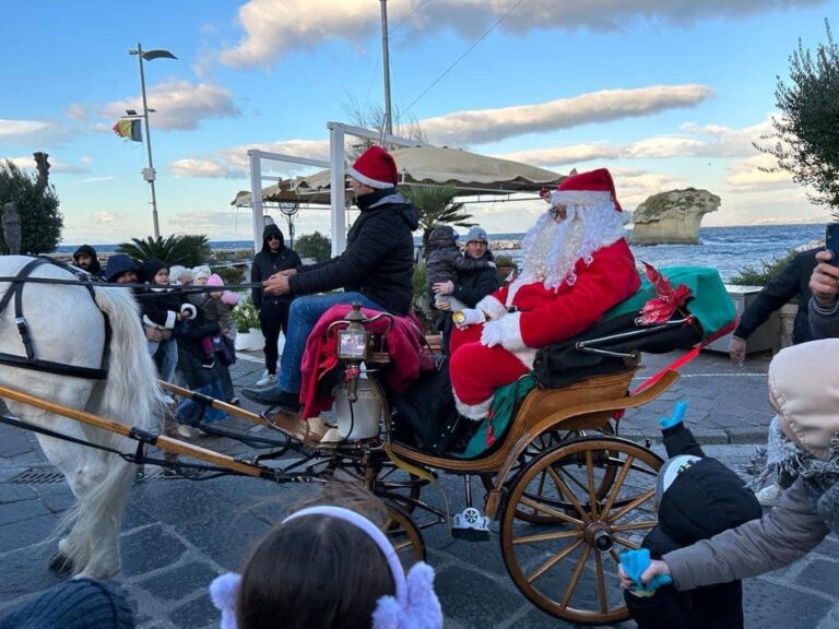 L’ARRIVO DI BABBO NATALE IN CARROZZA A LACCO AMENO 