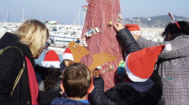 GLI “ALBERI DI NATALE” DAI RIFIUTI DEL MARE!