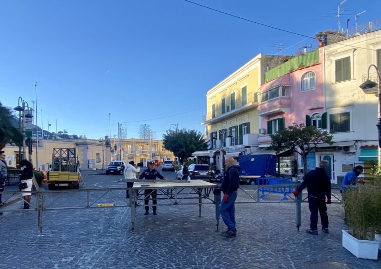 ISCHIA: PIAZZA ANTICA REGGIA SI TRASFORMA COME UN ANFITEATRO PER OSPITARE “LE VIBRAZIONI” 