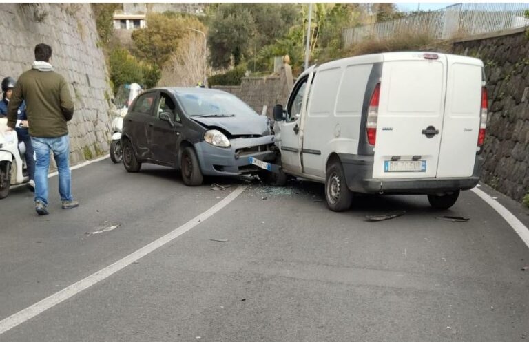 VIOLENTO FRONTALE A BARANO, I DUE CONDUCENTI FINISCONO AL RIZZOLI