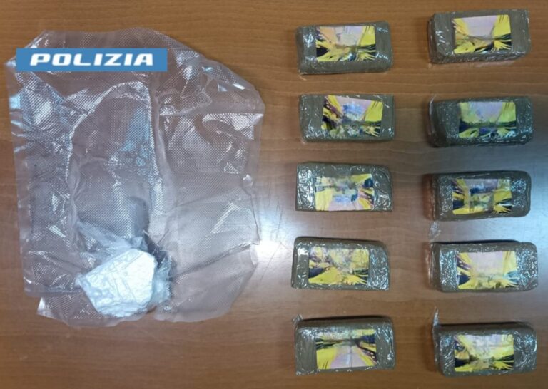 In traghetto con hashish e marijuana, arrestato dalla polizia