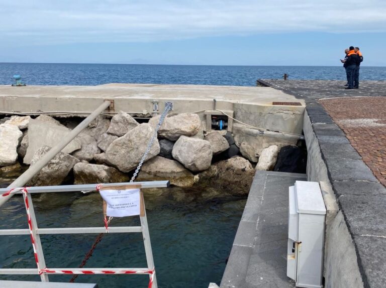 PORTO TURISTICO DI LACCO AMENO, SCATTA IL SEQUESTRO