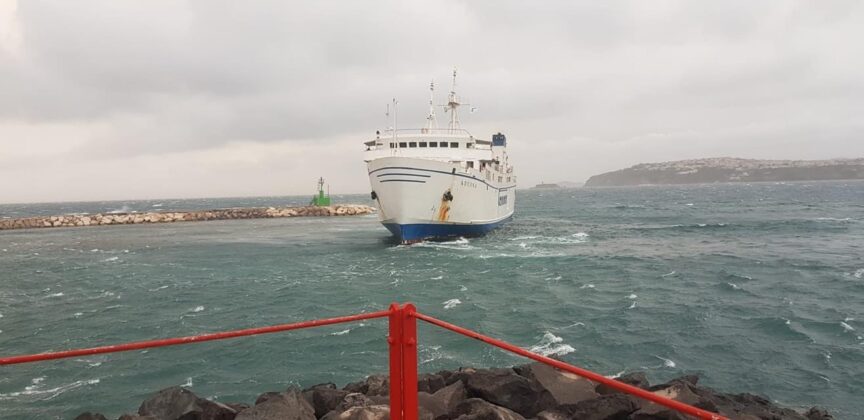 TRAGHETTO CAREMAR SALTA LO SCALO DI PROCIDA: IL FORTE VENTO RENDE ...