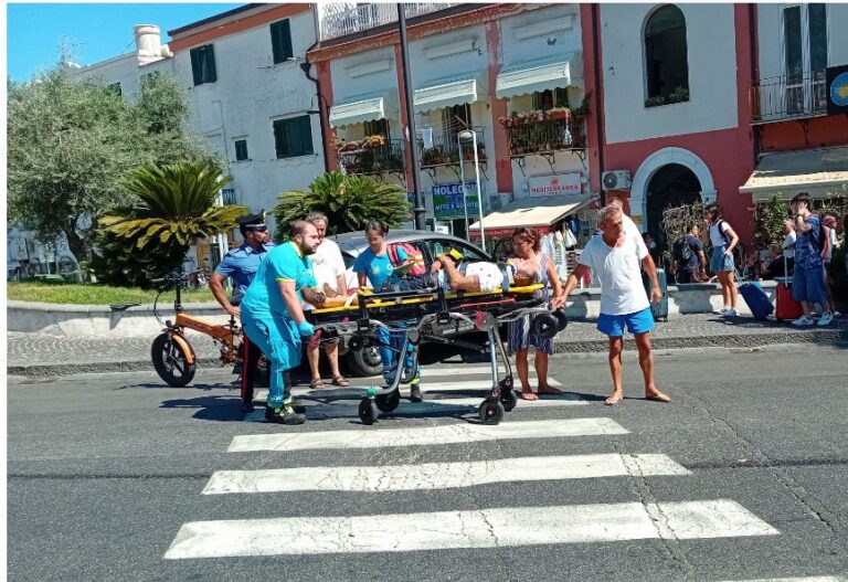 Ischia Porto, impatto auto-bici elettrica: giovane in ospedale