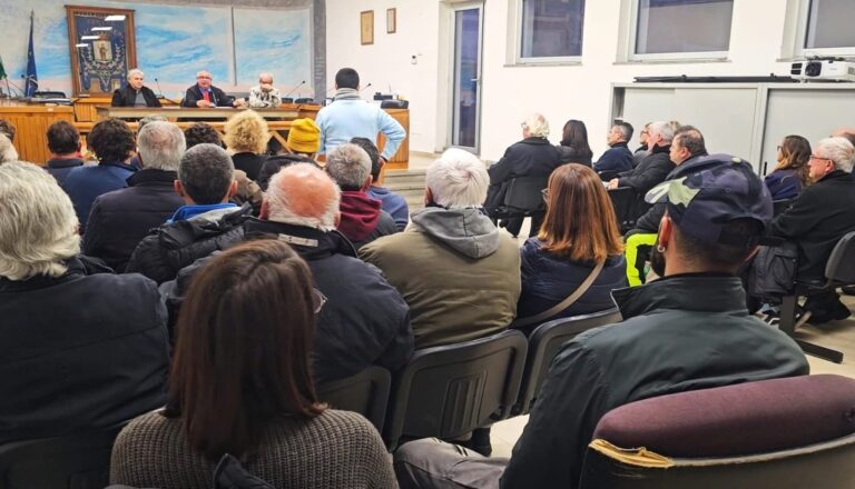 ASSEMBLEA A DIFESA DEL DIRITTO ALLA CASA DEI CITTADINI DELL’ISOLA D’ISCHIA: BUONA LA PRIMA 