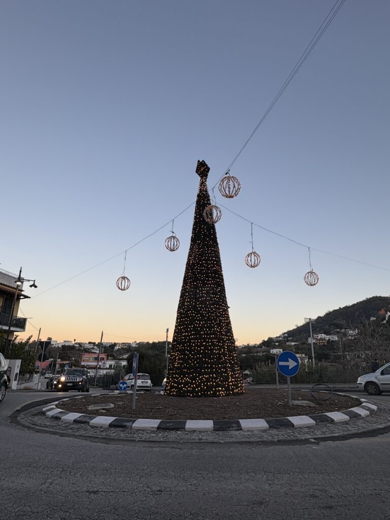 La Rotatoria Sant’Anna a Ischia si Illumina per il Natale