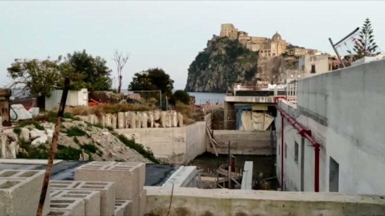 ABUSI AL PARCHEGGIO LA SIENA, IN CINQUE A PROCESSO